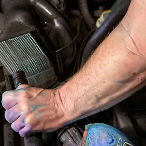 Замена прокладки поддона картера: удаление старого герметика и обезжиривание плоскости